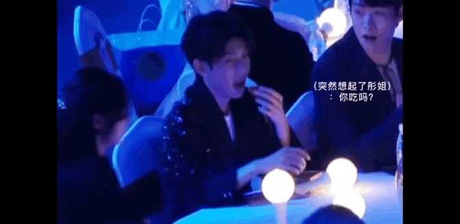 王源給群星分月餅卻忘了關曉彤,網友調侃他跟劉星學的分月餅