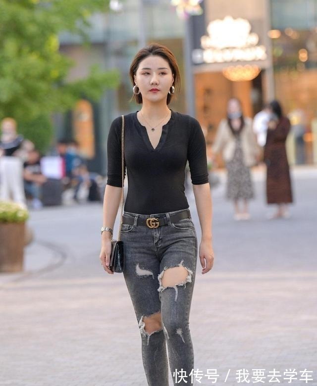 身材高挑 黑色V领短袖搭配灰色打底裤,日常风格,凸显整体的气质!