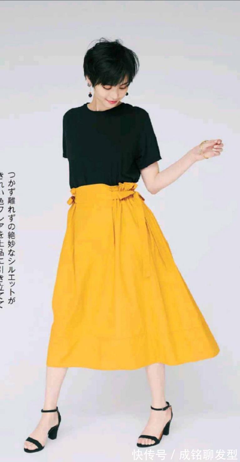 减龄|40岁女人怎么穿时尚减龄?十种黑色T恤的搭配方法,时髦又显瘦