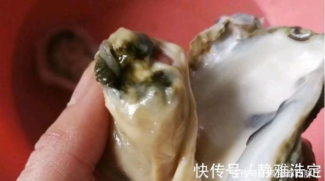 蒜蓉粉丝蒸生蚝,只要跟着步骤一点点做,蒸出来的比饭店还香