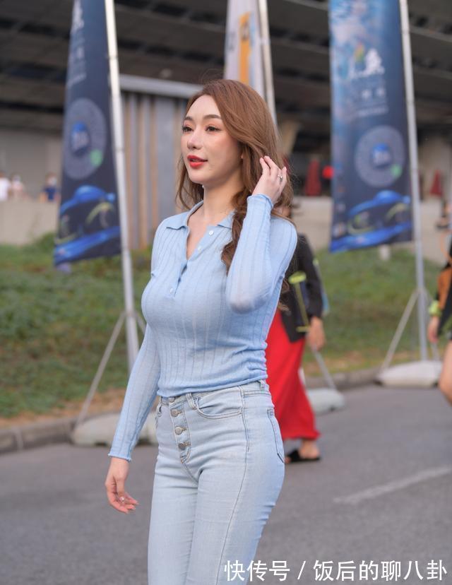 搭配|牛仔裤，搭配蓝色长袖衫，简约靓丽有气质，显身材又耐看