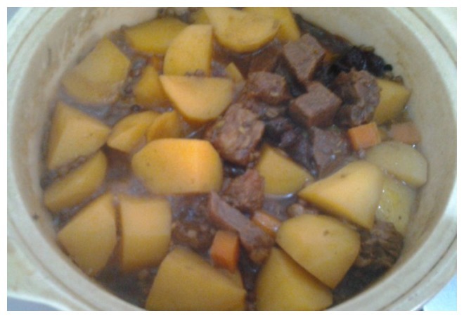 做牛肉有技巧，切肉时用对方法，牛肉不老不硬，口感比豆腐好