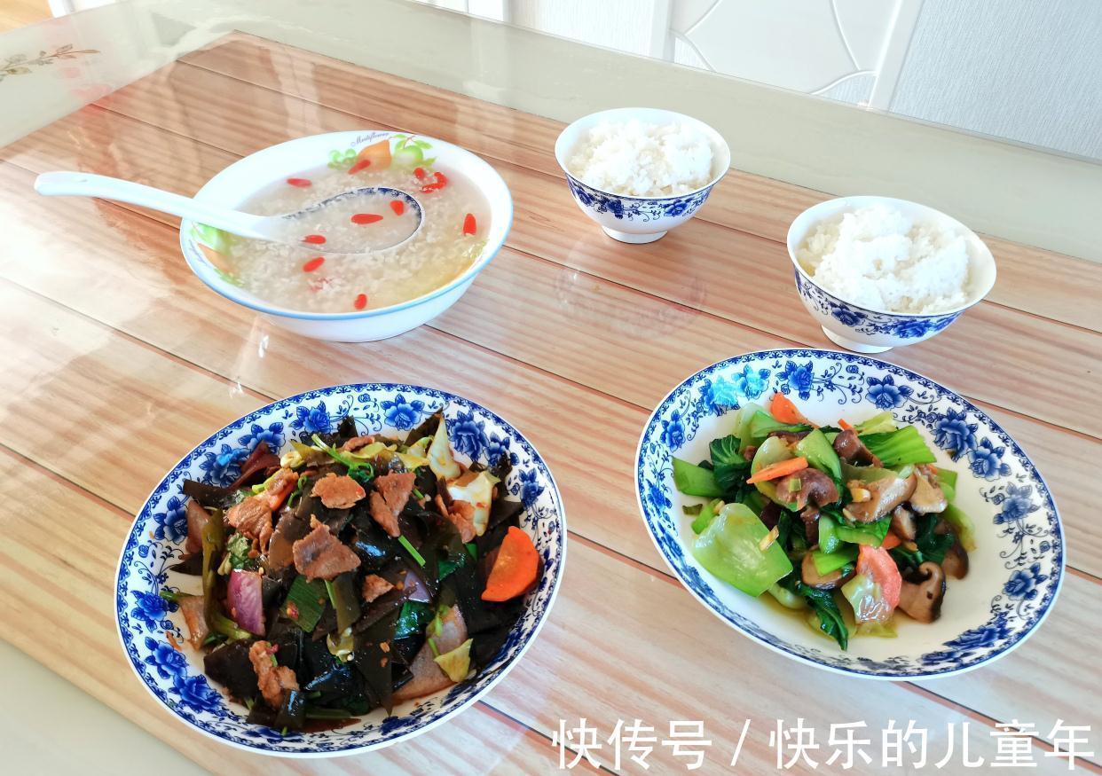 家常午饭两菜一汤,亮点是这碗汤,香甜可口,很适合女主人