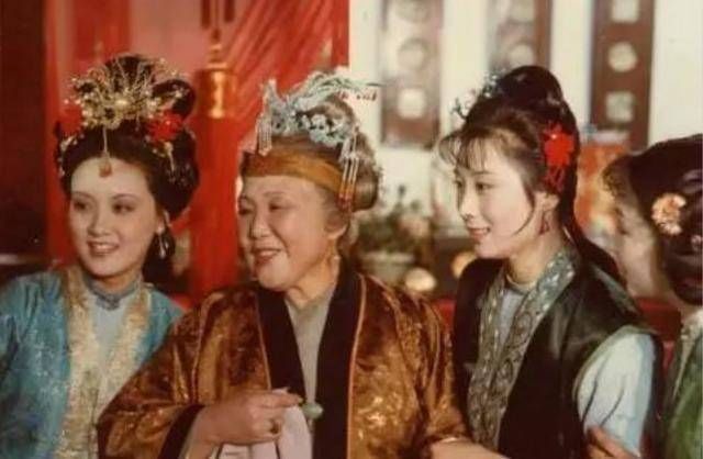 王熙凤|贾母最喜欢的3个人,一个是宝玉一个是贾兰,另一个竟然是恶人