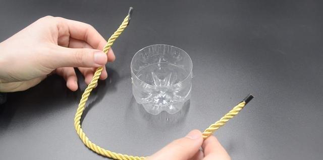 塑料瓶上穿一根绳子，放在卫生间一年省下不少钱