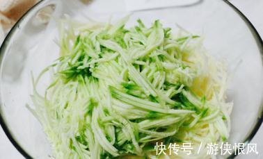 土豆搭配西葫芦，来一份好吃的早餐饼，方便还省事