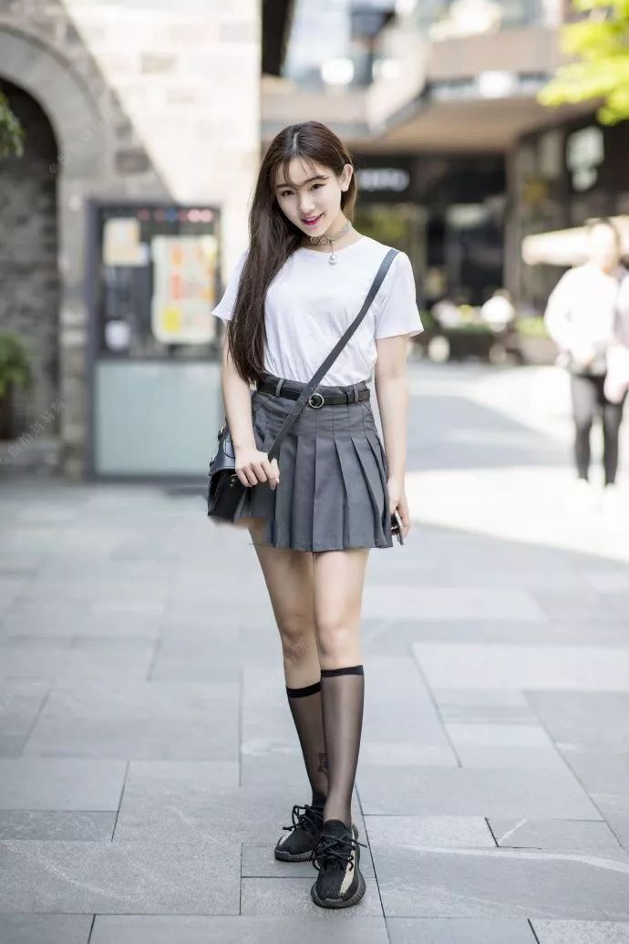 街拍:美女身穿百褶裙搭配白色T恤,率性简约穿出时髦女神范儿