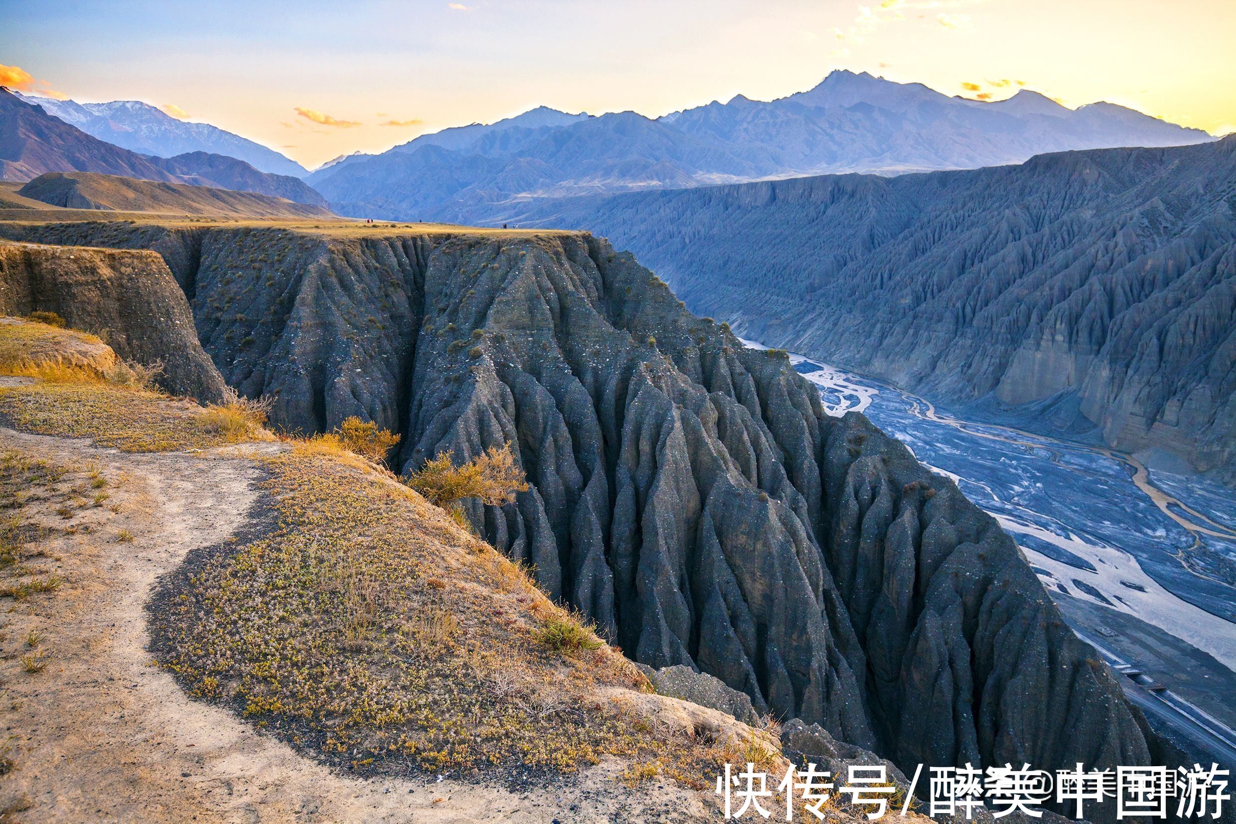 美景|前往独山子大峡谷探景，既有悬崖峭壁，又有荒漠草原，风光旖旎