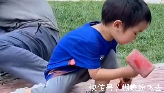 萌娃|北京一萌娃遇到工人在铺砖,下一秒竟和大叔默契配合,网友:真棒