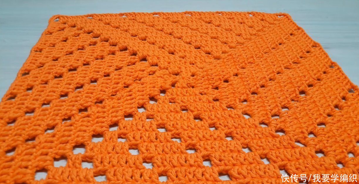  做成|清新简约的钩针方片，可当坐垫或做成抱枕，镂空条三角拼接片教程