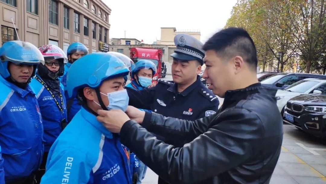 开展“戴头盔 安全行”劝导日活动|警企联动 | 活动