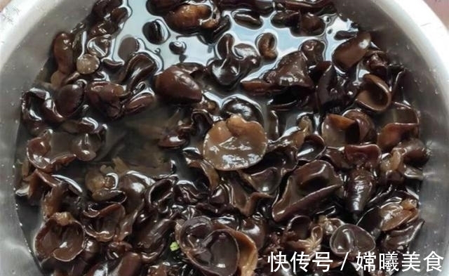 泡木耳，用冷水还是热水？酒店大厨：多加这1步，污垢细菌都没了