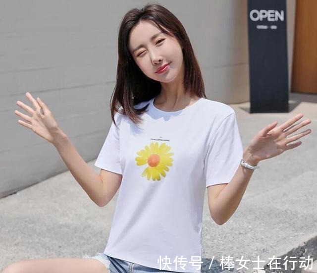 T恤|女生穿T恤要不要塞进裤子里看我小姨这样穿,时尚还显白!