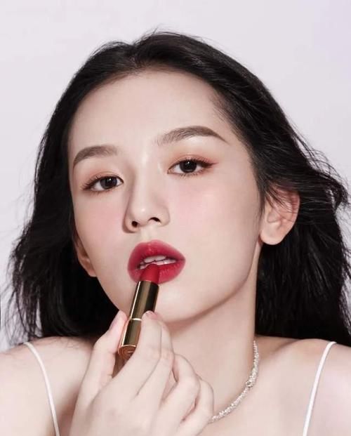 女生涂口红时，千万别有这3个习惯，不然再贵的口红都掉色沾杯