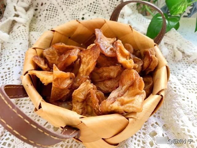 冬天遇到此果别手软,一次买20斤,晒成干酸甜开胃,能吃到过年