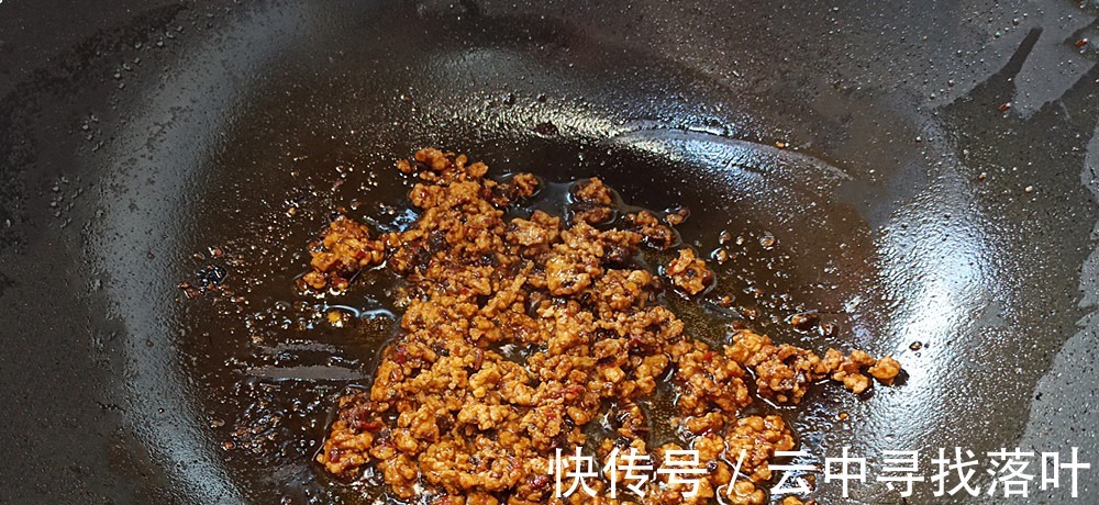 豆瓣酱|夏天没有胃口,教你制作“臊子凉粉”,成菜酸辣爽口,比吃肉过瘾!