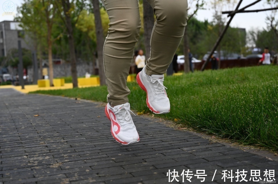 贾卡 轻便舒适的专业跑鞋,慢跑半马都能用,咕咚21K驭风体验