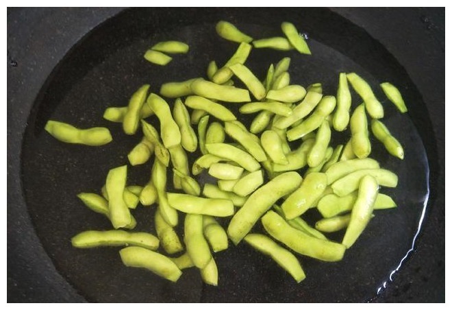 煮毛豆时,最忌直接下锅煮,记住1个窍门,毛豆翠绿好吃又入味