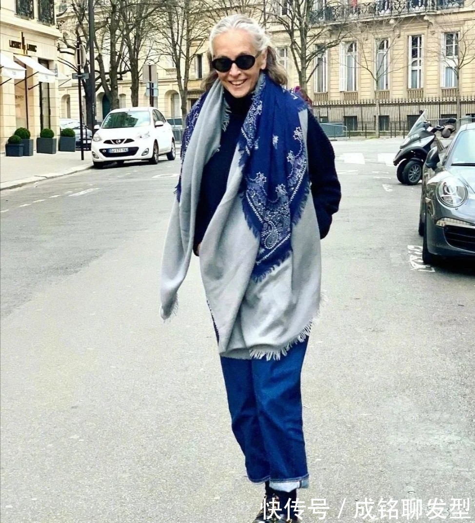 时髦 年龄大不是借口,这位奶奶头发花白照样爱打扮,穿搭时髦状态超赞