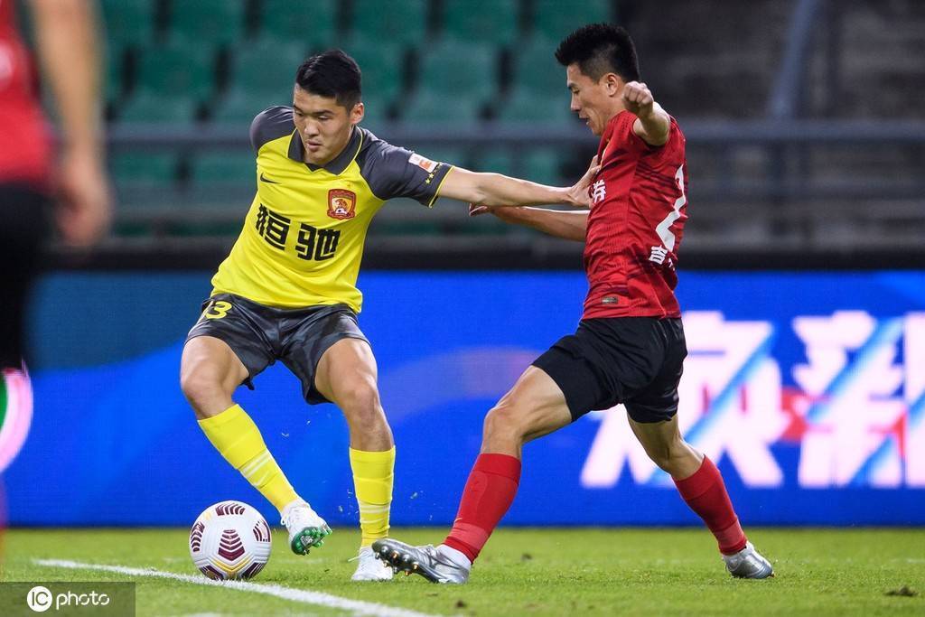 石笑天|杨立瑜世界波!中超:广州队2-0十人亚泰 张琳芃伤退