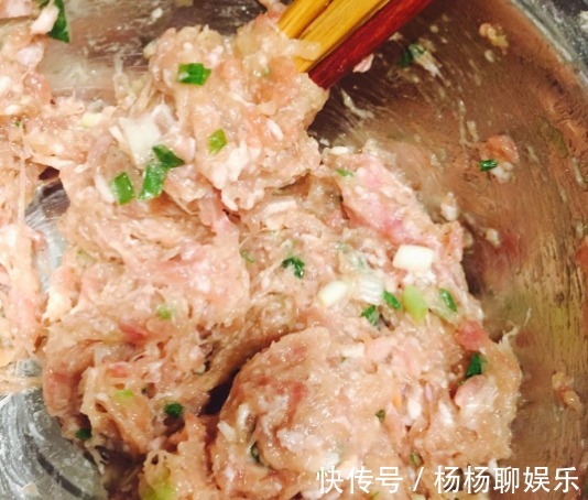 萝卜做馅时,先焯水或者用盐杀水都不对,教你一招,饺子口感特好