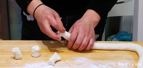 黑芝麻汤圆新做法，最后滚一下，煮时不破皮不露馅，香甜可口不腻