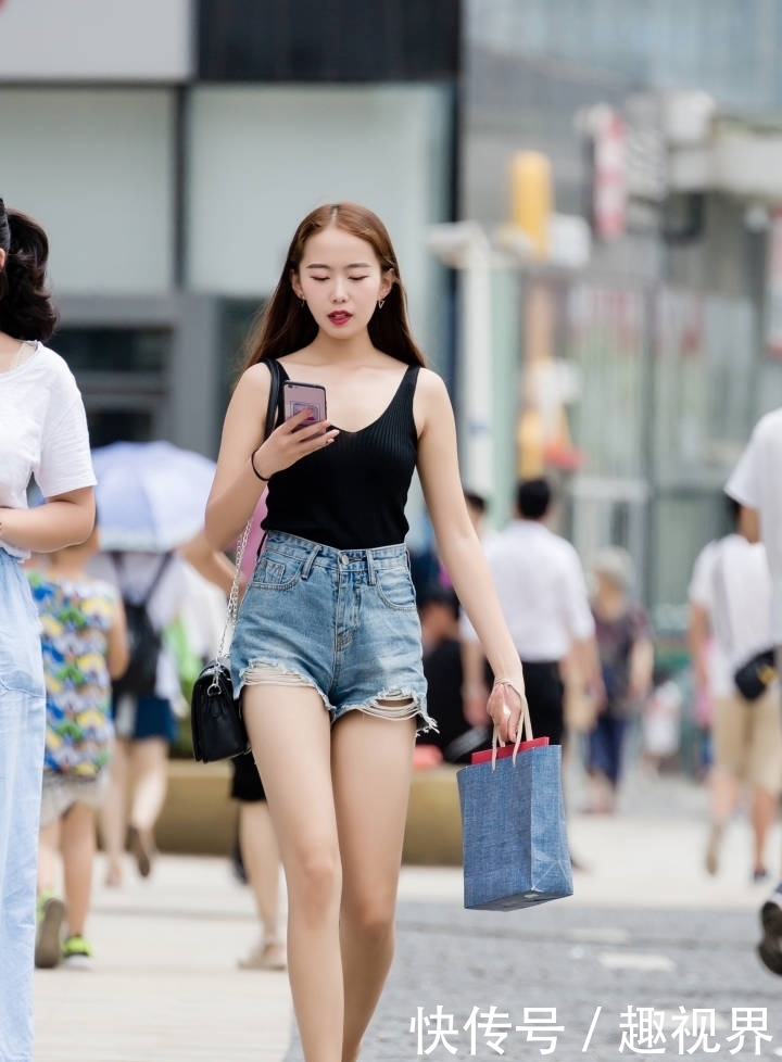 热裤|街拍:乞丐牛仔热裤,跟大长腿更配哦!