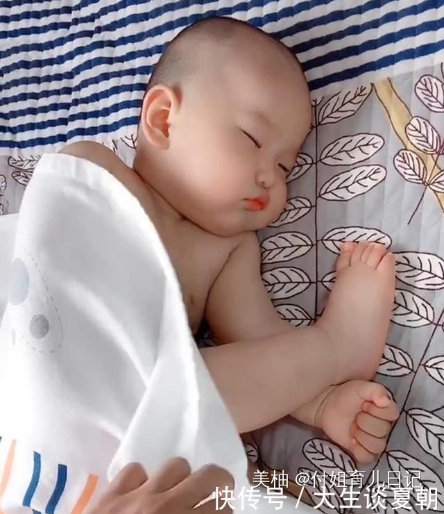 妖娆|宝宝睡姿能有多“妖娆”妈妈掀开被子那一刻就像是在开盲盒