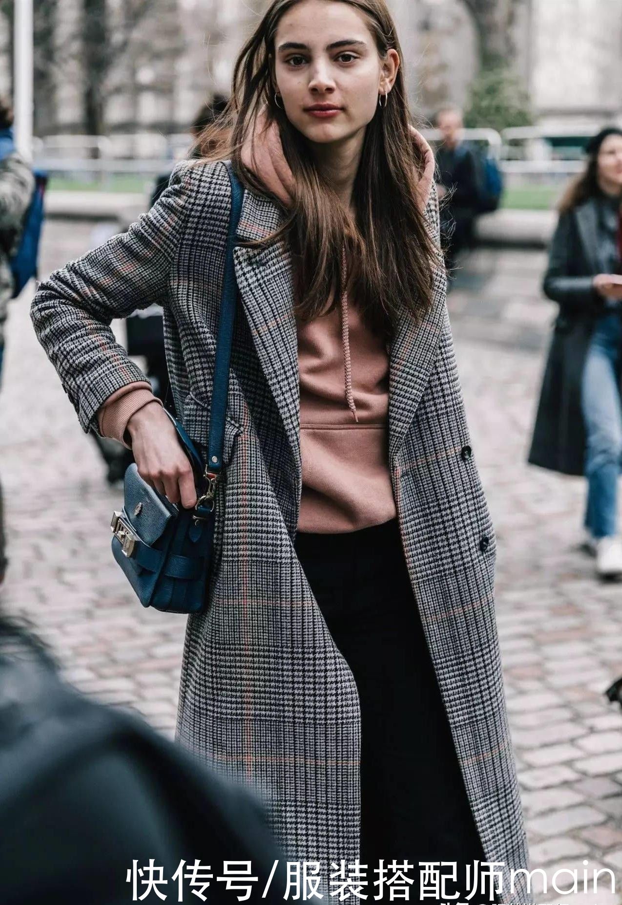 “大衣+连帽卫衣”才是今冬的王炸组合，高级又时髦，谁穿谁好看