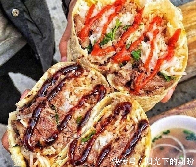 煎饼果子|看到外国人吃煎饼果子,我的口水就止不住了,比我吃的好啊!