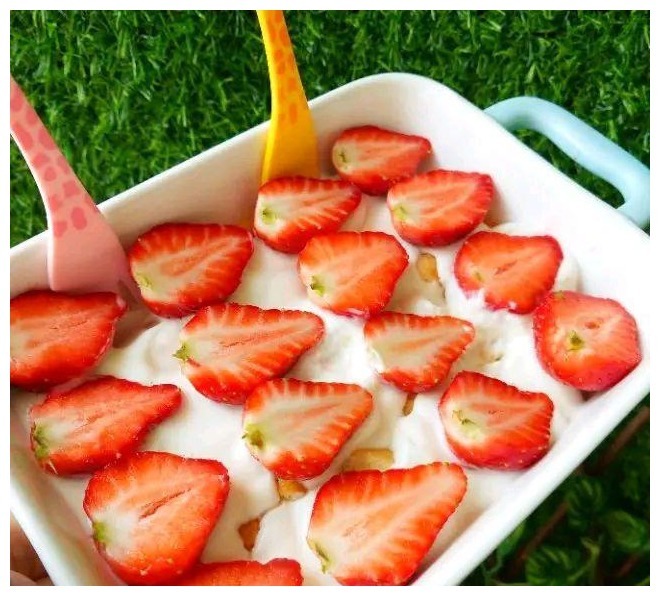 小孩嘴馋想吃蛋糕,没有淡奶油,妈妈用这个方法,酸酸甜甜更美味