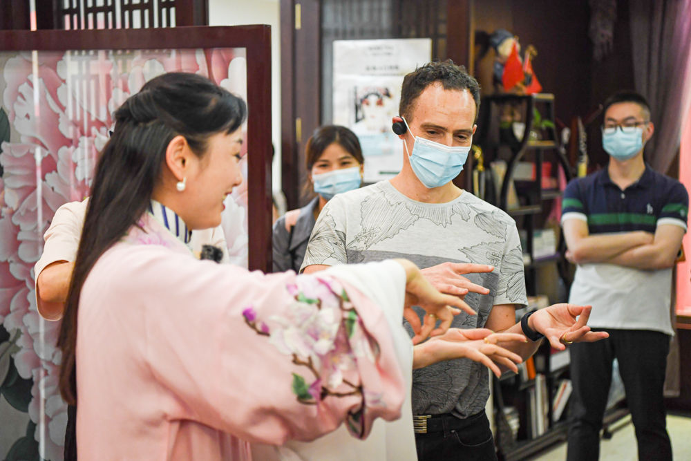 芭蕾舞剧|穿起戏服学“搭讪”、翘兰花指翻兰花掌，这些老外觉得中国文化“有趣极了”