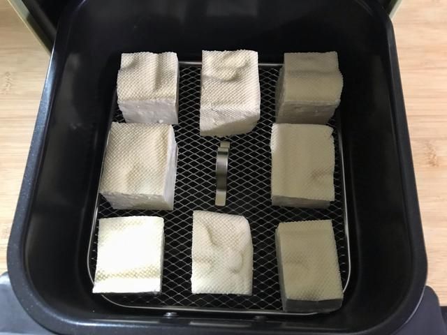 豆腐新吃法，不用油炸更健康，外酥里嫩，蘸上料汁真好吃