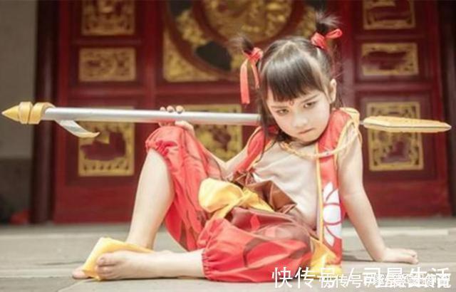 小男孩|7岁男孩cos哪吒神还原,妈妈都被折服还是给娃培养一门兴趣吧