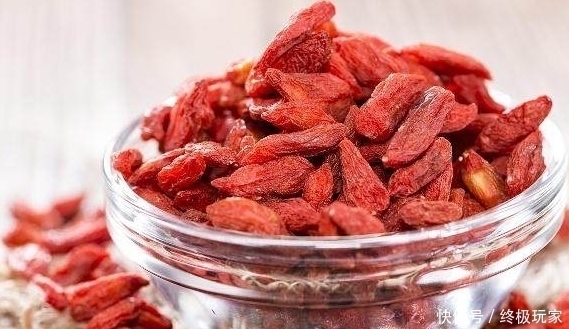 睡前经常吃枸杞的人,身体的3个好处会“不请自来”!