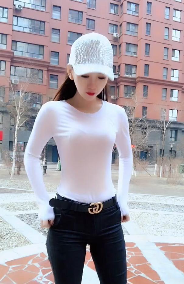 美女 白T恤塑造“腰身比例”，能使女人魅力十足!