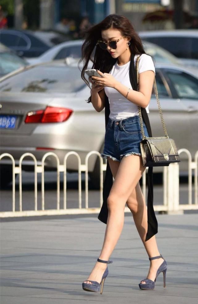 美女脚上选择搭配一双浅粉色的高跟鞋，带着少女心，更显年轻