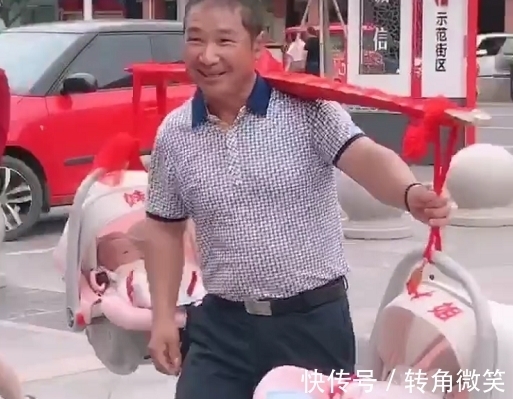 孙女|姥爷“挑”双胞胎,走出六亲不认的步伐,最重的扁担
