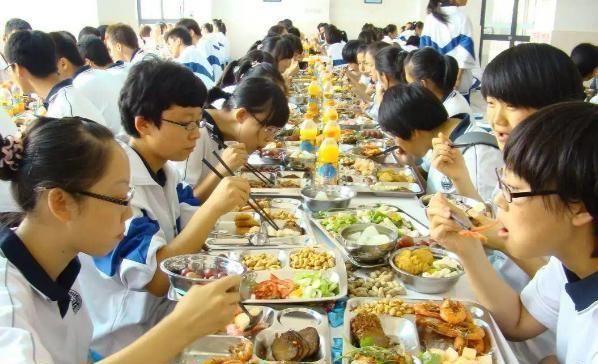 中学生“身高表”出炉，13岁1米6才及格？你家娃达标吗