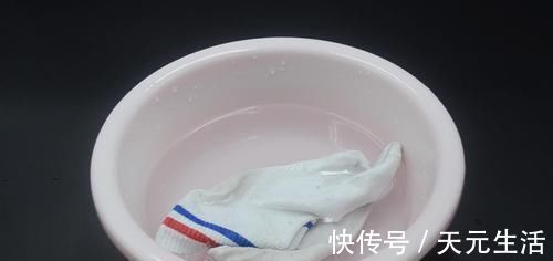 夏天穿过的袜子又脏又臭？教你一招，不仅干净还没臭味，太实用了