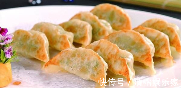 做煎饺时不要直接下锅煎，多加一步，不出水不破皮，外酥里嫩