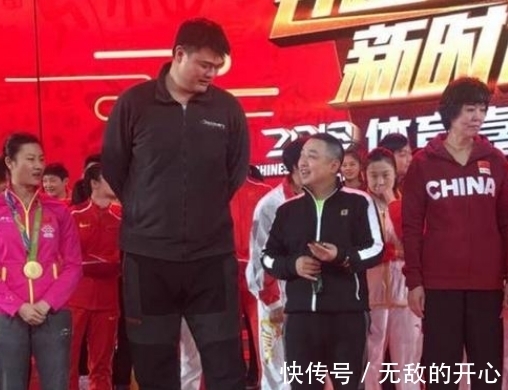 姚明|2米26姚明把椅子坐成小板凳！西裤有点短露脚脖子，像穿着九分裤