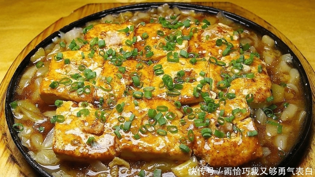 蚝油扒豆腐,放入豆腐块,撒上一些胡椒粉,加深色酱油焖透