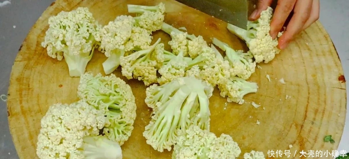 炒花菜有人焯水,有人直接下锅炒,都做错了,看饭店大厨怎么做的