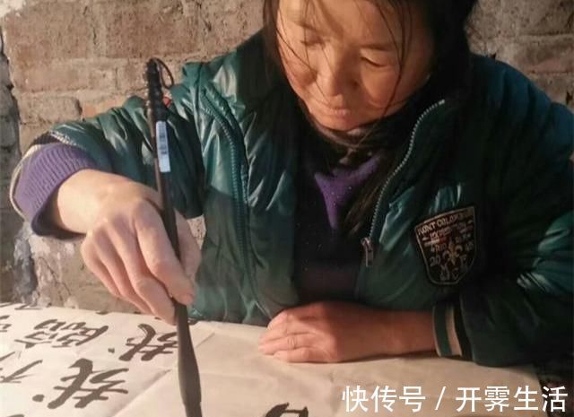 书法家$50岁大妈坚持20年练字,如今一幅字可卖100元,书法家称缺乏灵魂