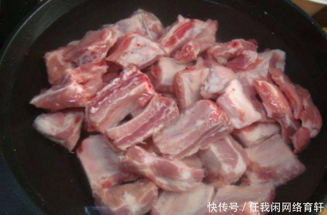 需加|洗排骨,用碱或焯水都错了只需加勺它,洗得干净,没一点腥味