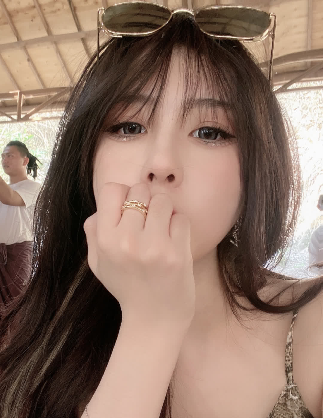 傣族|带墨镜的气质美女, 蛇形妖娆好身材, 傣族美眉