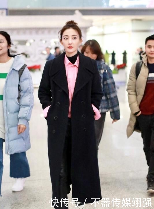 今年大衣流行这样穿,造型很显气场,内搭的处理很关键