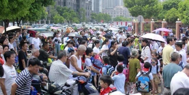 学习成绩|延时放学成“生意”,父母们感慨：学校把延时做成“鸡肋”,变了味