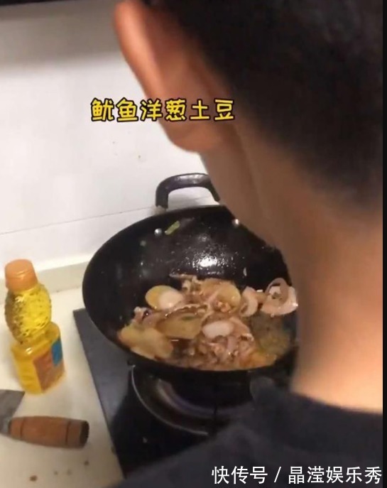 宝宝|10岁男孩半夜偷做宵夜,妈妈掐着时间来“混饭”,堪称吃货母子